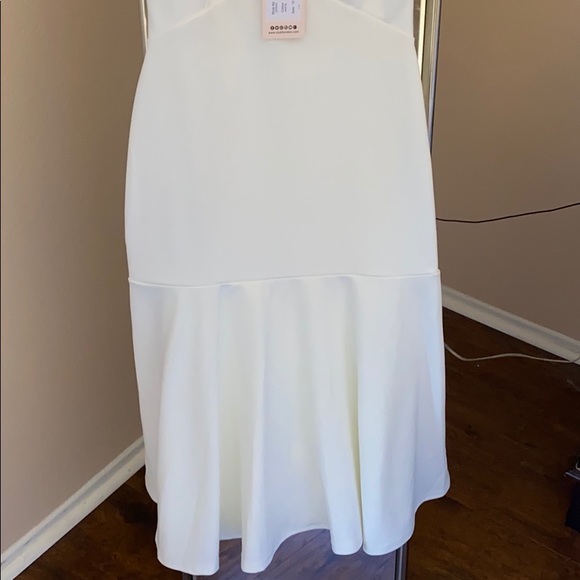 Beautiful white off the shoulder dress - Picture 4 of 6